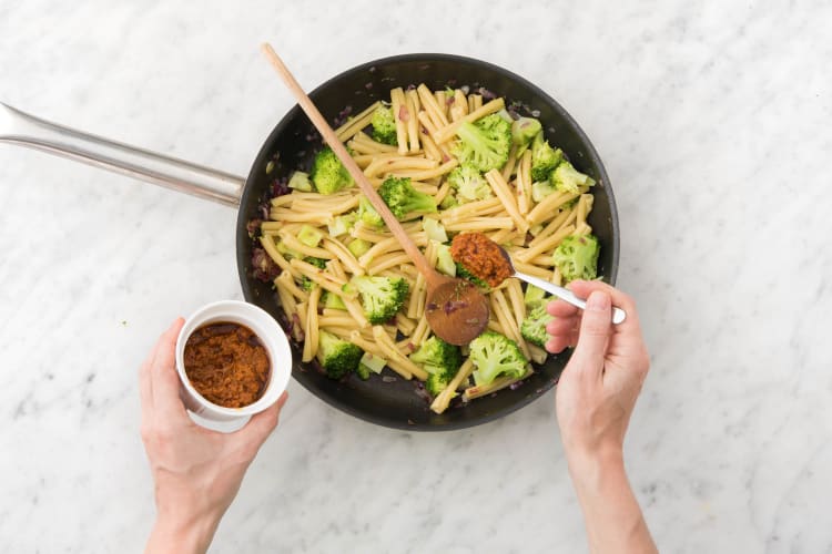 Voeg de rode pesto toe.