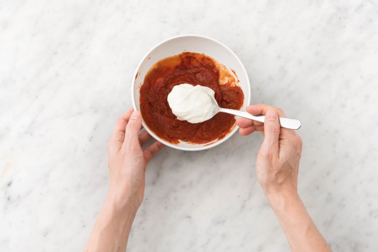 Mélangez le yaourt et la purée de tomate.