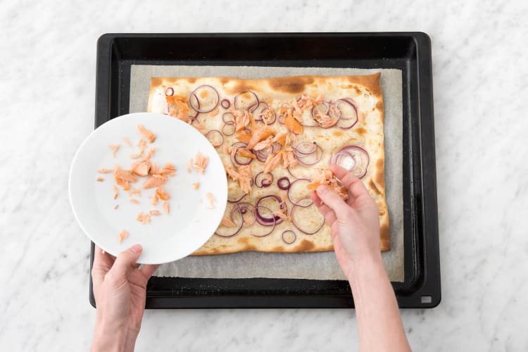 Lachslocken auf dem Flammkuchen verteilen