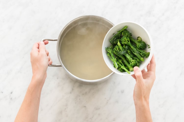 NUDELN UND BROCCOLI KOCHEN