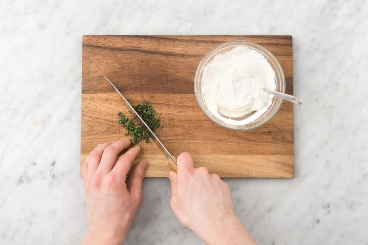 Ris de tijm van de takjes en snijd fijn. Breng de ricotta op smaak met citroensap, peper en zout