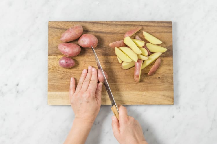Rote Kartoffeln ungeschält halbieren oder vierteln