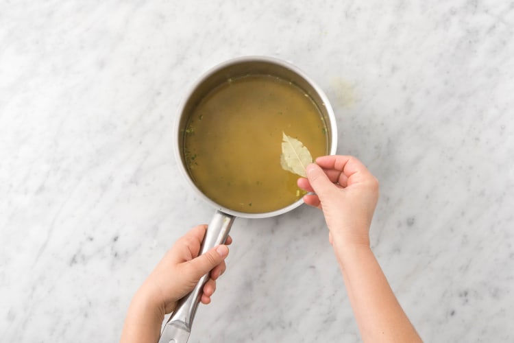 Préparer le bouillon dans la marmite à soupe avec couvercle en y ajoutant la feuille de laurier.
