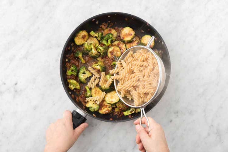 Ajoutez les fusilli au wok ou la sauteuse