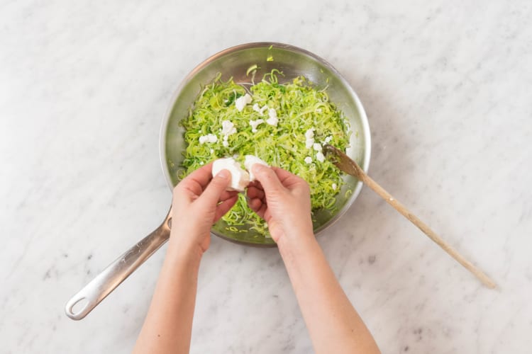 Feta zum Lauch in die Pfanne bröseln