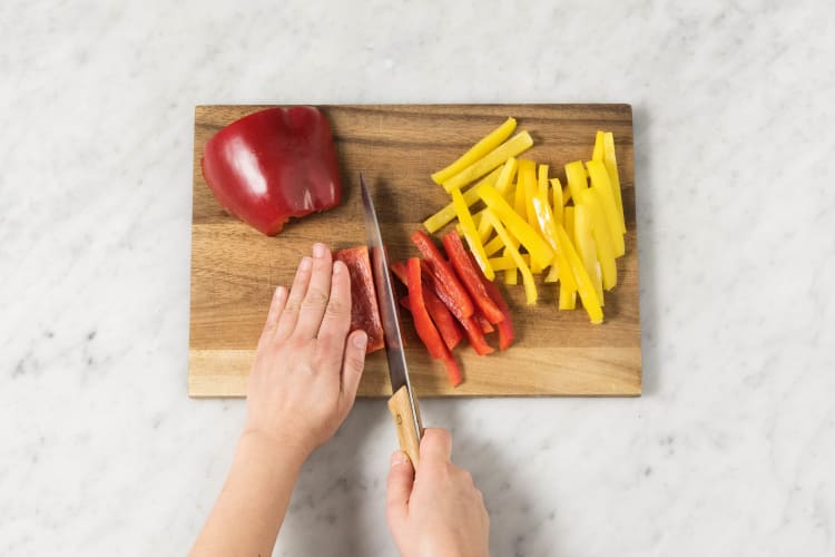 Paprika in Streifen schneiden