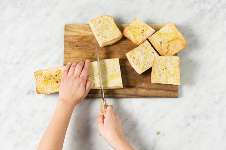 Ciabatta in Stücke schneiden