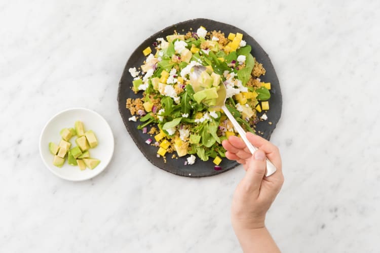 Garneer met de overige feta en avocado.