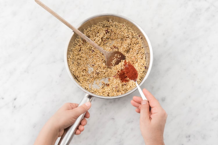 Ajouter le quinoa, le cumin et le paprika