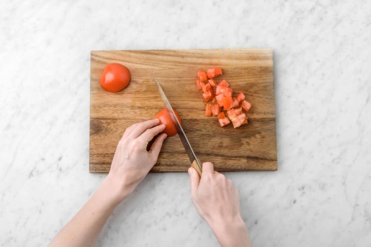 Couper les tomates en petits morceaux