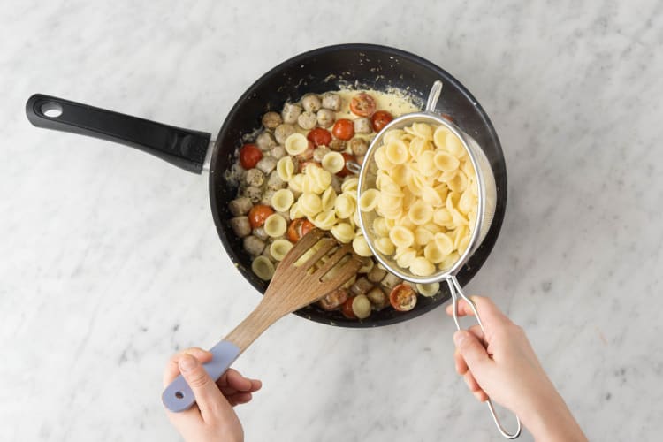 Orecchiette in die Pfanne geben