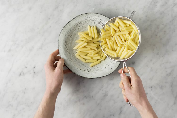 Penne auf Teller verteilen