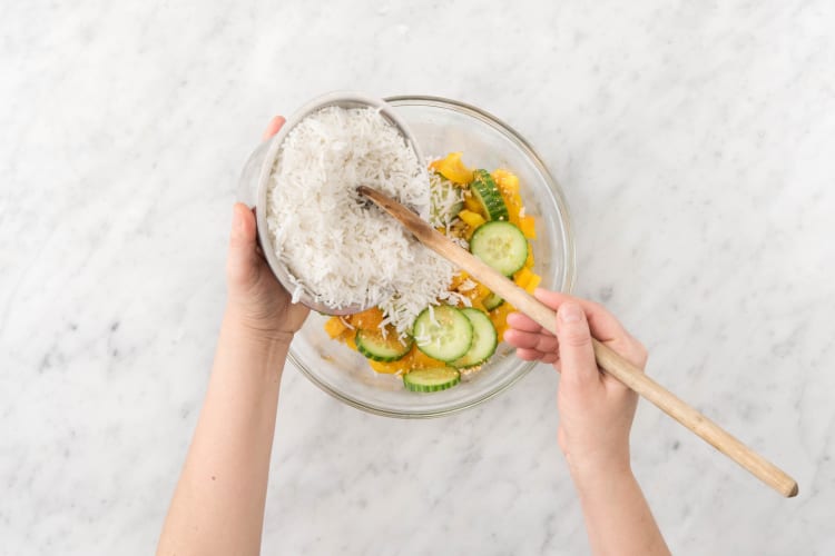 Ajouter le riz et la vinaigrette au saladier