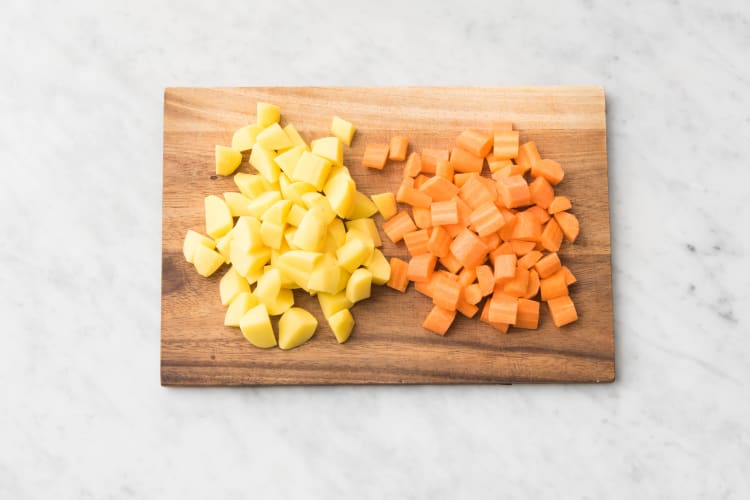 Tailler les carottes et pommes de terre