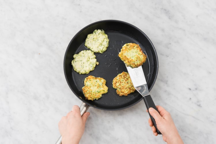 ZUCCHINI-PUFFER BACKEN