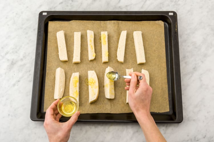 Besprenkel die olie over de ciabatta