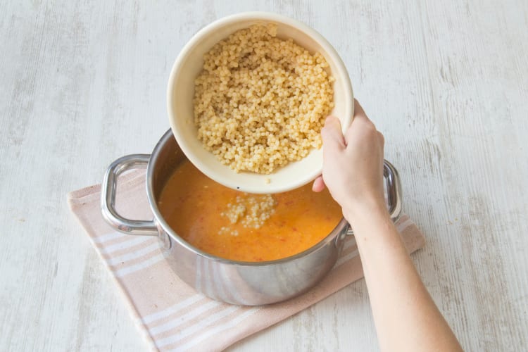Voeg de parelcouscous toe