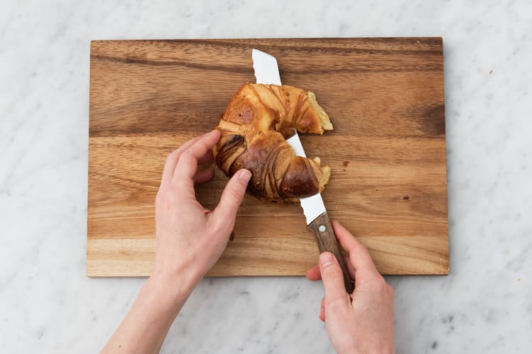 Couper le croissant en deux.