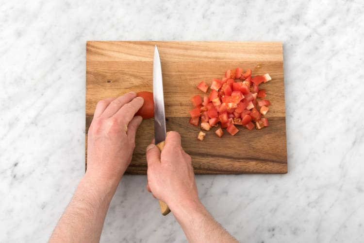 Coupez les tomates en petits morceaux