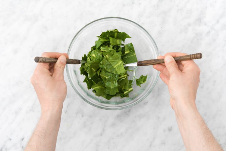 Mélangez la salade et la vinaigrette