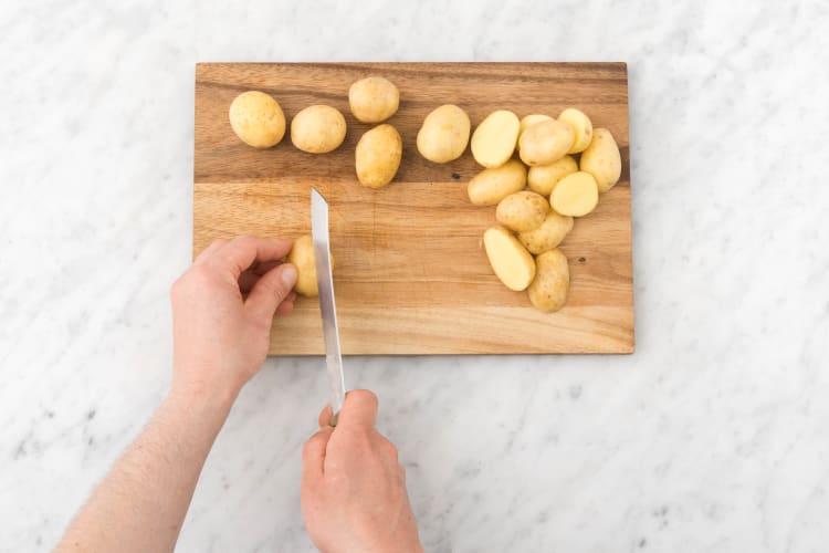 Coupez les pommes de terre en deux