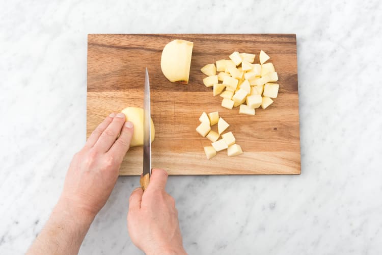Couper la pommes en morceaux.