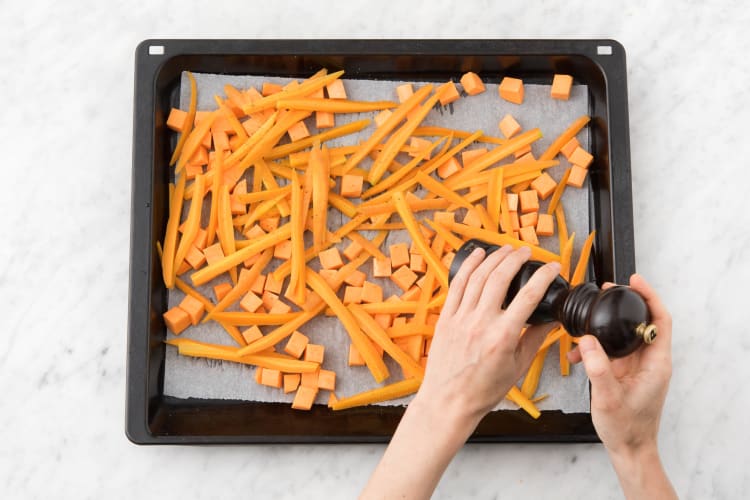 Répartir la patate douce et les carottes sur la plaque de cuisson couverte de papier de cuisson.