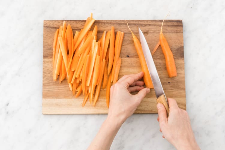 Cuire les carottes en deux puis en dés.