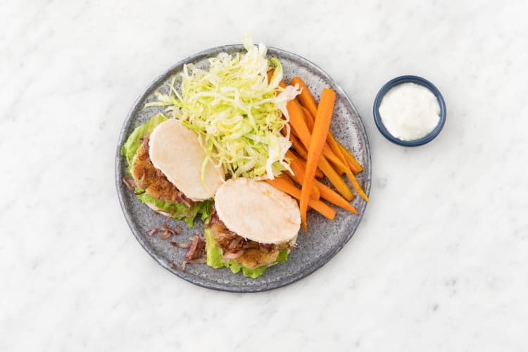 Servir avec les bâtonnets de carotte, le reste de la salade Iceberg et le yaourt.