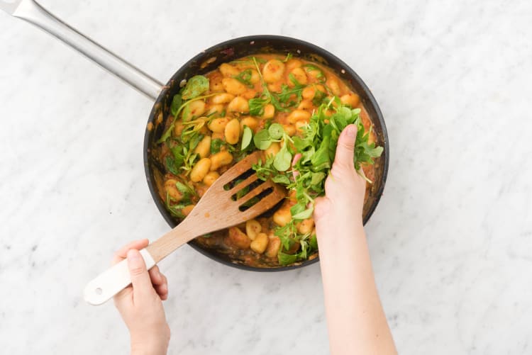 Ajouter la moitié du mélange de mâche et de roquette