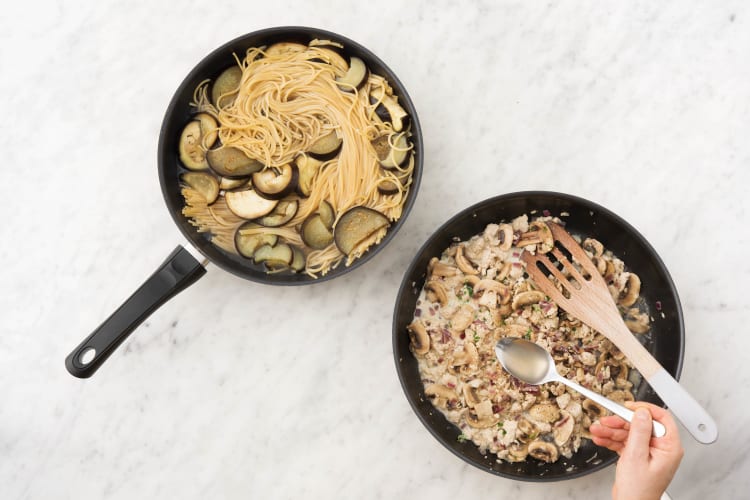 Ajouter la crème, 2 cs d’eau de cuisson des spaghetti