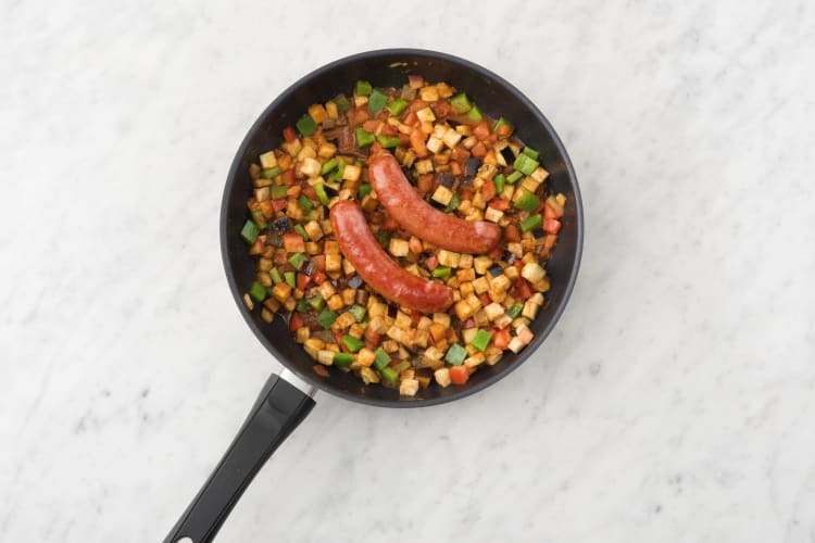 Disposer la saucisse sur les légumes