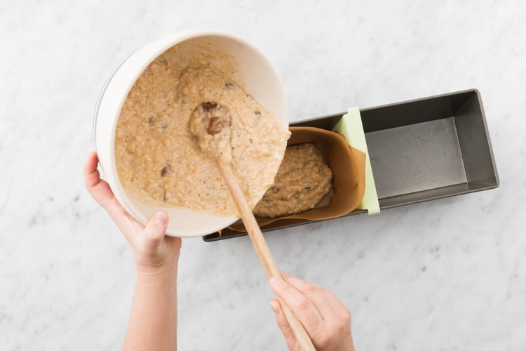 Versez la pâte dans un moule à cake
