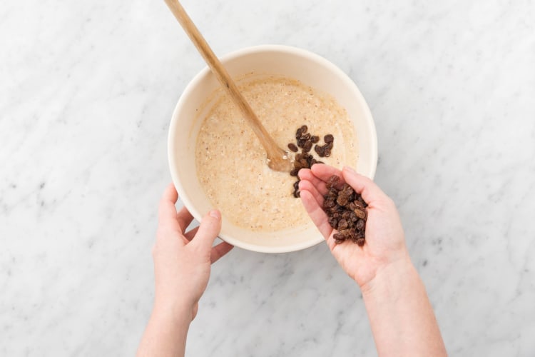 Ajoutez ensuite la farine d’amande, les flocons d’avoine, les raisins secs et le sel, puis mixez jusqu’à ce que tout soit bien mélangé.