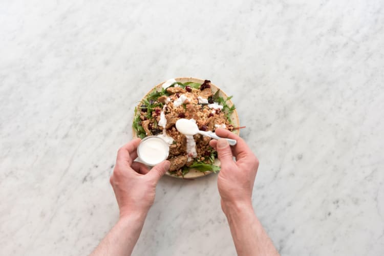 Avec le reste de la salade, dressez un nid sur les assiettes. Disposer le boulgour par-dessus, verser un filet d’huile d’olive vierge extra, et garnir le tout de lebné.