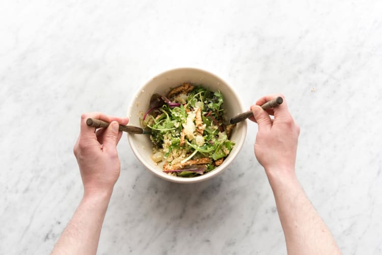 Ajouter le boulgour, le chou-rave, le vinaigre balsamique blanc et la moitié de la salade mixte au gyros