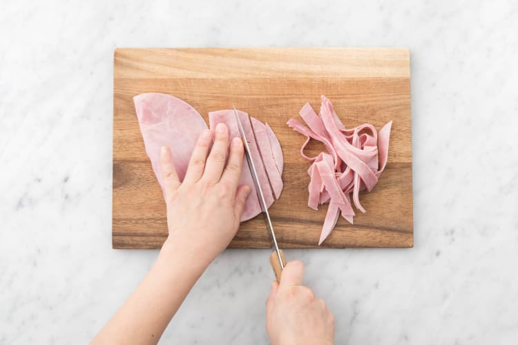 Découpez le jambon en fines lanières.