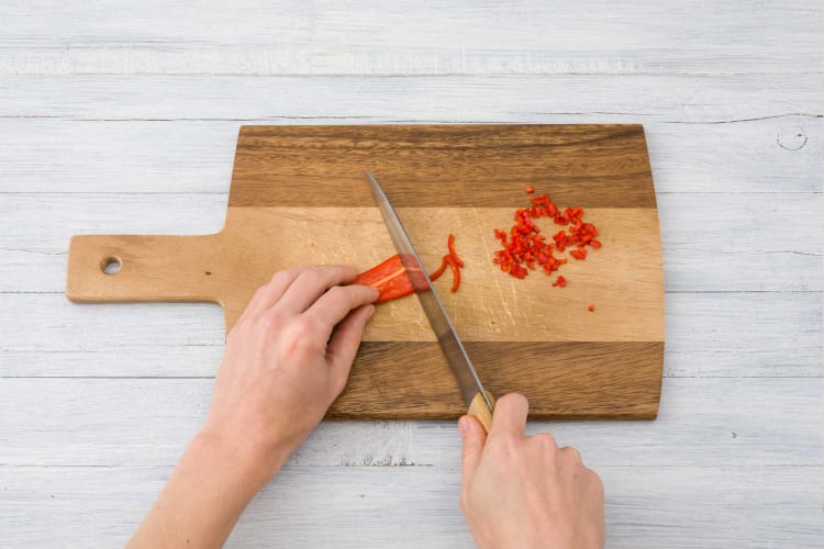 Découper le piment rouge