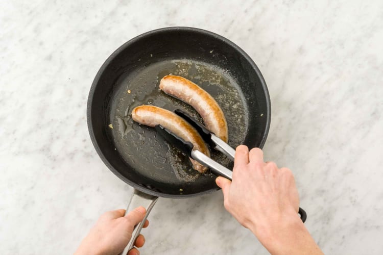Cuire la saucisse de chaque côté