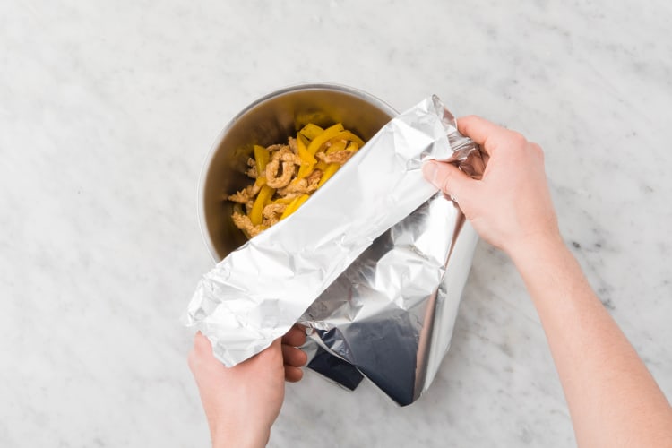 Cuire le poivron jaune et le shawarma de dinde
