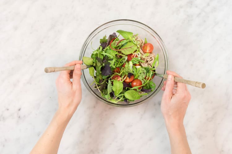 Wildkräutersalat unterheben