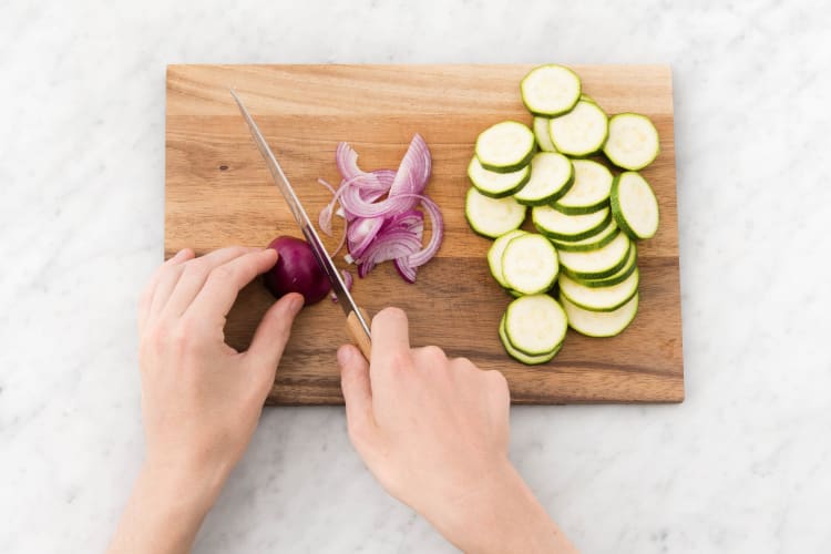 Courgette en ui snijden