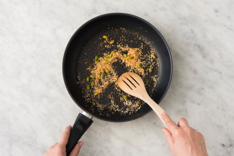 Pistachnoten en kokos roosteren