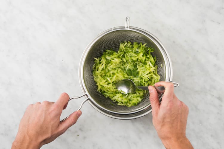 Préparer la sauce au concombre