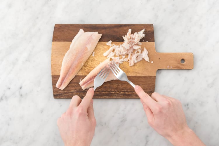 Préparer la vinaigrette et émietter le poisson