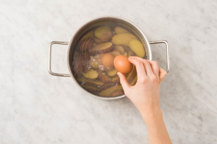 Cuire les pommes de terre et les oeufs mollets