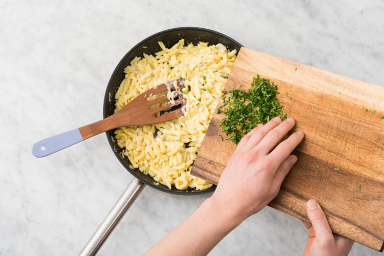 Herzhafte Kräuter-Käse-Spätzle Rezept | HelloFresh