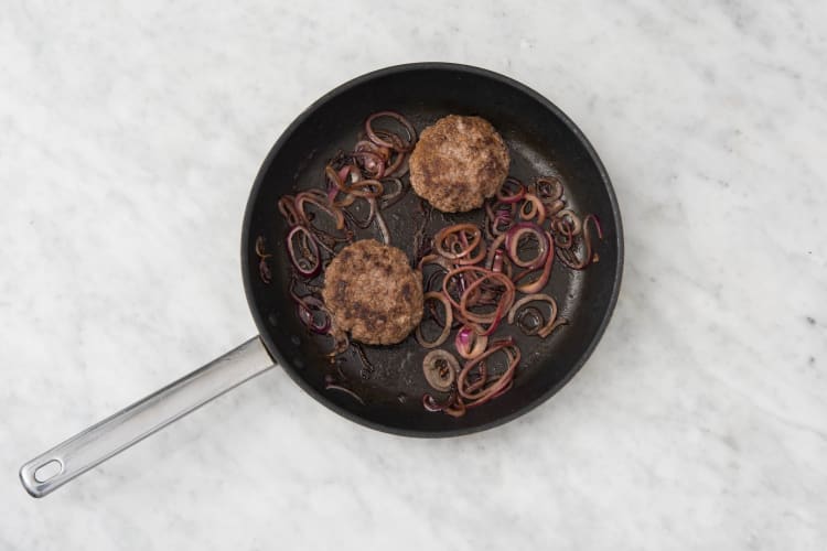 Cuire le steak et l'œuf