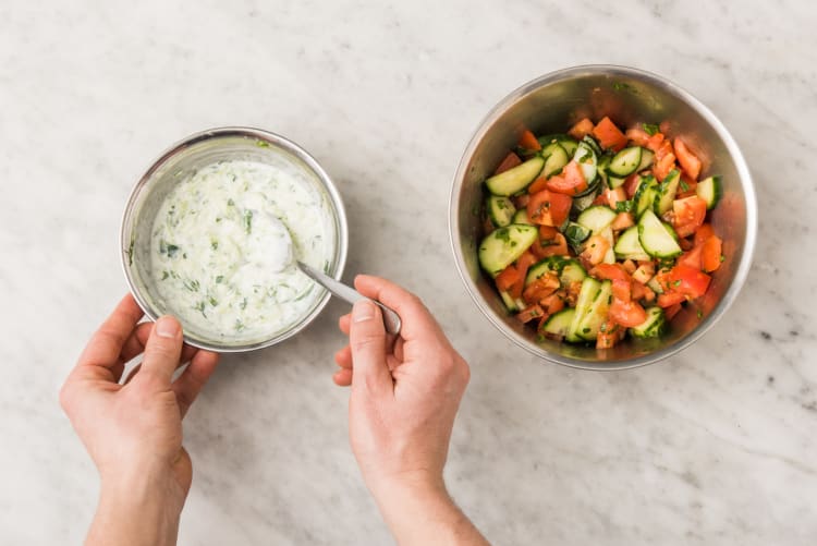 Préparer la salade et le tzatziki