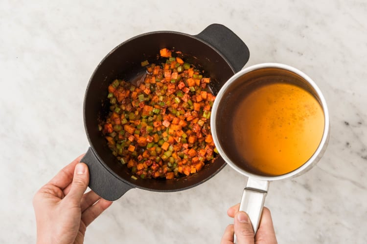 Cuire le couscous perlé.